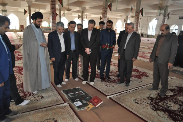 ادای احترام رئیس دانشگاه فرهنگیان کشور و همراهان به مقام والای شهیدان