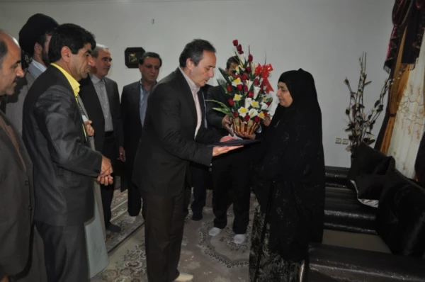 دیدار سرپرست دانشگاه فرهنگیان کشور از خانواده شهید شجاعت عوض زاده