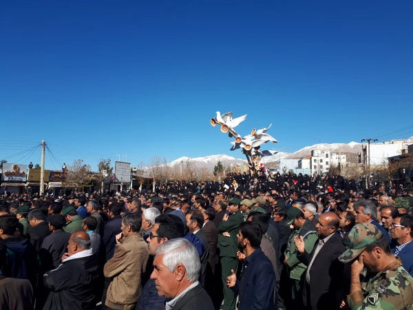 شرکت جمعی از کارکنان پردیس شهید ایزد پناه یاسوج در مراسم تشییع پیکر مطهر شهید مدافع وطن 7