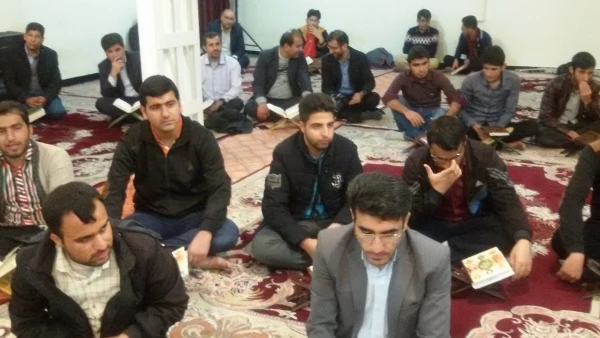با حضور قاریان برجسته قرآنی استان در پردیس شهید ایزد پناه یاسوج بر گزار شد:
محفل انس با قرآن 2